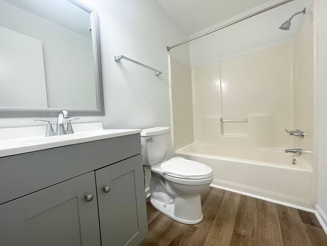 Building Photo - 209 Oakwood Ln