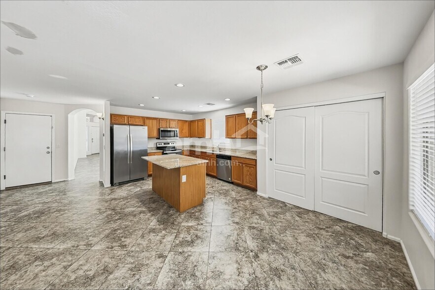 Building Photo - 3910 E Hematite Ln