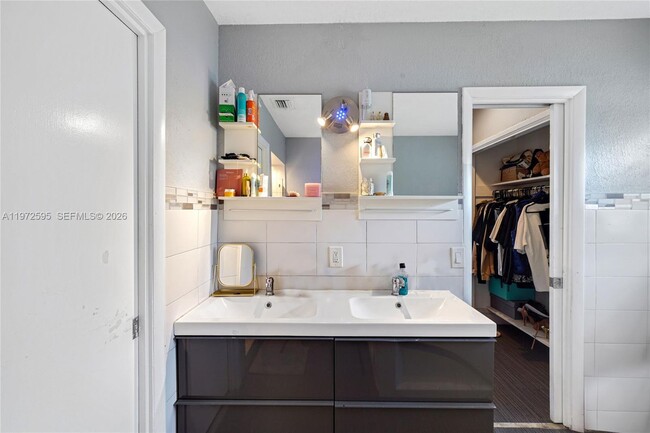 Building Photo - 2534 Monroe St