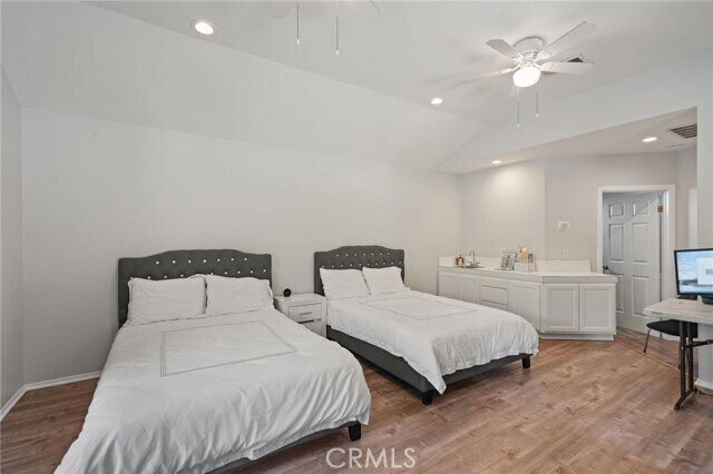 Building Photo - 18433 Tarzana Dr