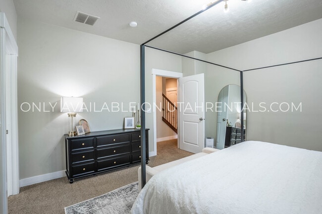 Building Photo - 1777 W Yarrow Dr