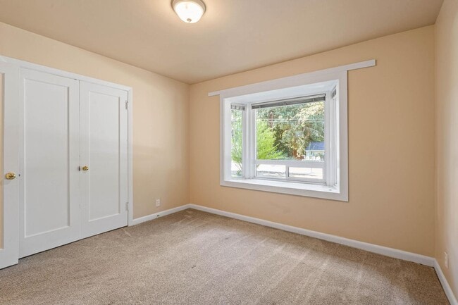 Building Photo - Charming, retro 2-bdrm/2-bath ranch in tranquil setting w/ large family room