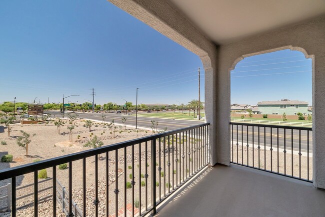 Building Photo - Like New Luxurious Model Home in Warner Meadows!