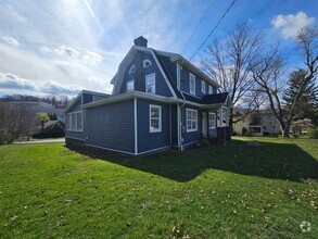 Building Photo - 3 Bedroom, 2.5 bathroom home located near ...