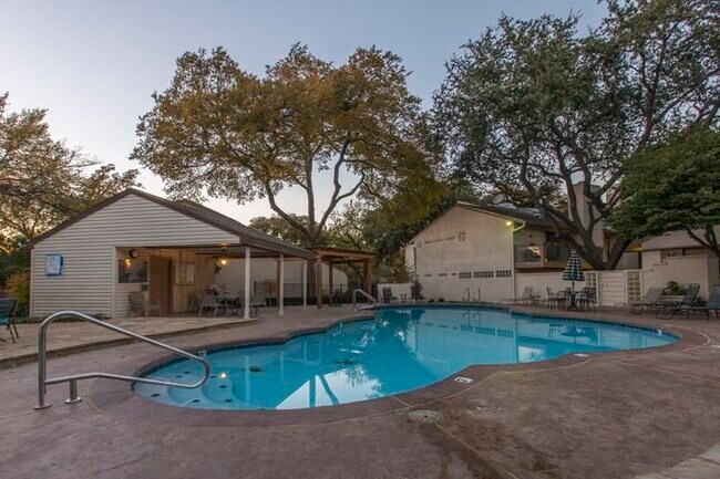 Building Photo - 6461 Southpoint Dr