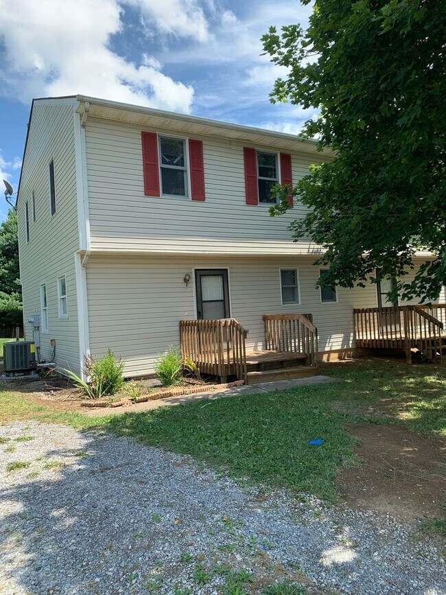 Building Photo - 3 Bedroom 2.5 Bath Duplex