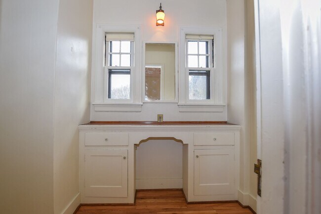 Building Photo - 3005 SE Morrison St