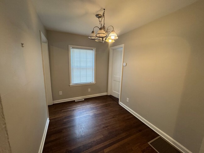 Building Photo - Newly updated 3 bedroom 1 bath with hardwo...