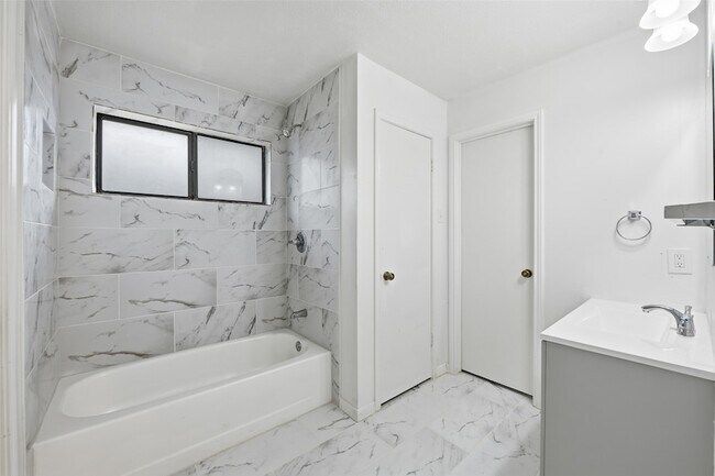 Building Photo - 1746 Glencairn Ln