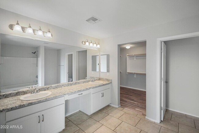 Building Photo - 7135 W Rancho Dr