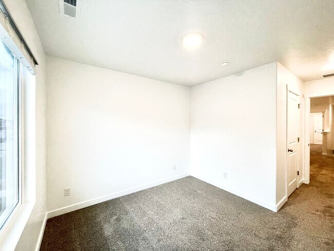 Building Photo - Modern 3-Bedroom Townhome in Provo