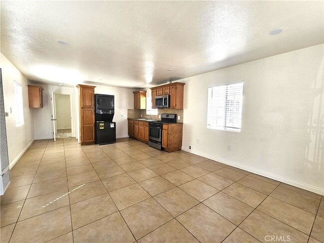 Building Photo - 654 W 21st St