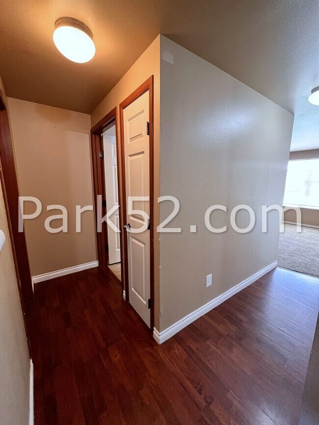 Building Photo - Puyallup Area 2 Bedroom 2nd Floor Apartment