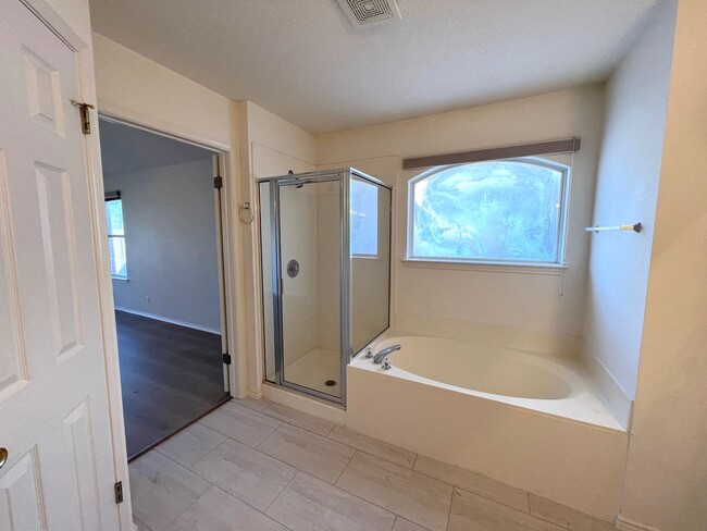 Building Photo - Single Story 4 Bedrooms 2 Bathrooms Home for Rent in Prime Northwest of Austin Location, nearby A...