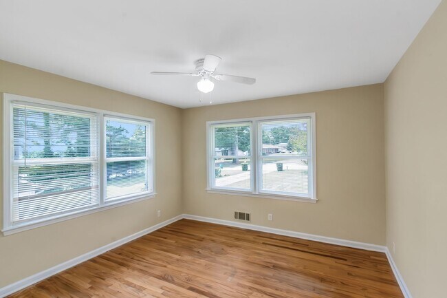 Building Photo - Beautiful 3 Bed 2 Bath Ranch home with a H...