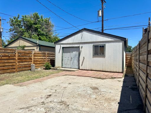 Building Photo - 3 Bedroom 2 Full Bath Renovated Single Fam...