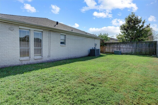 Building Photo - 15 Bendwood Dr