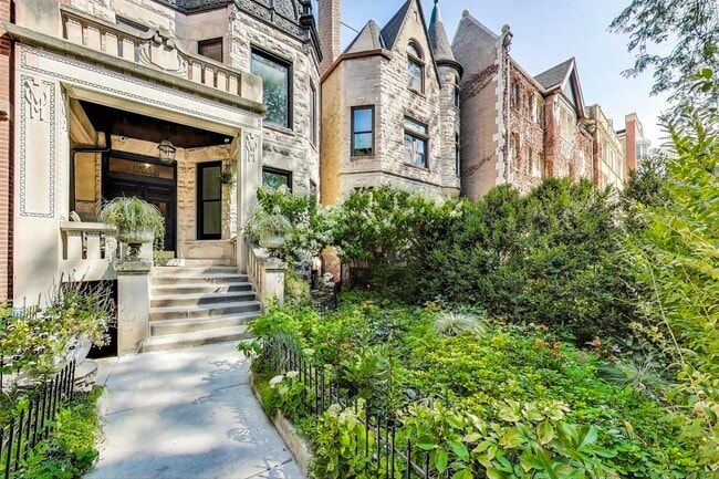 Building Photo - 650 W Wrightwood Ave