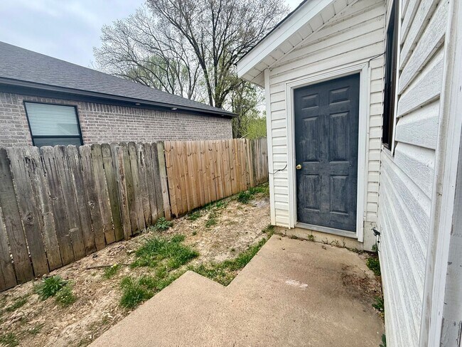 Building Photo - 1618 W Matthews Ave