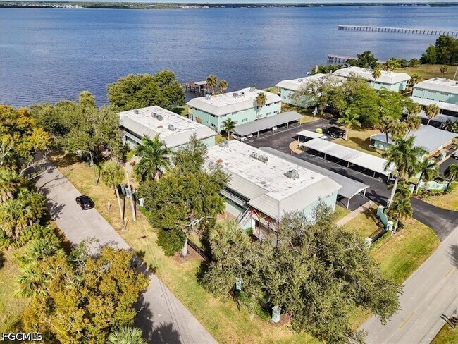 Building Photo - 3225 E Riverside Dr