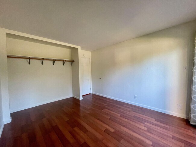 Building Photo - 3 bedroom 2 1/2 bath Townhome with Office ...