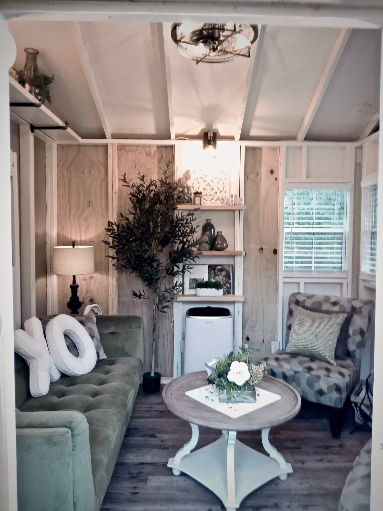 Double Corner Windows provide lots of natural light. - 2314 Cooper Ter
