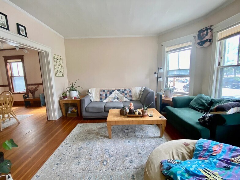 Primary Photo - 195 College Ave