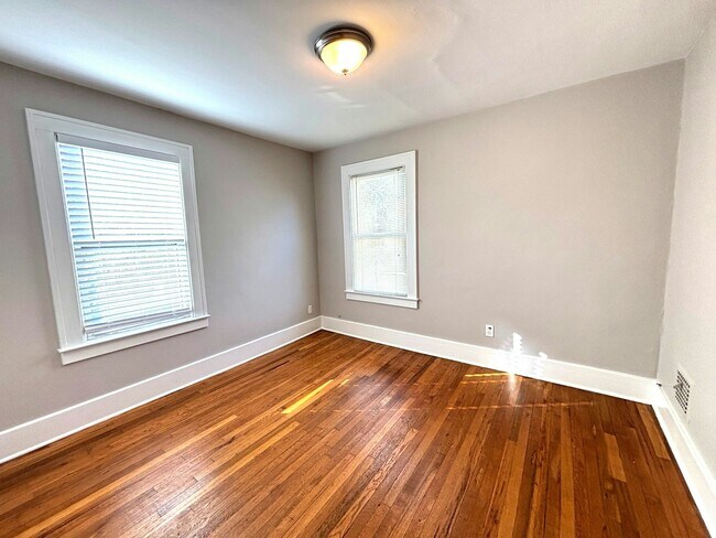 Building Photo - 536 E Jarvis Ave