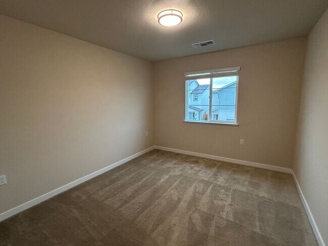 Building Photo - 479 Lemongrass St