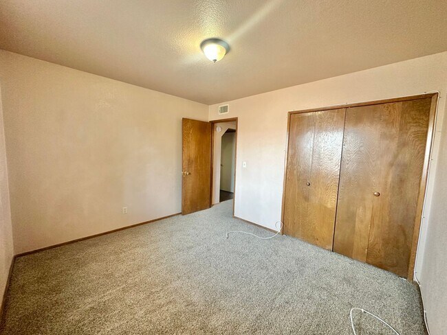 Building Photo - Cute 2 bedroom, 2 bathroom home with firep...