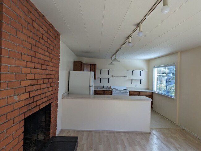 Building Photo - Spacious 2 bed 1 bathroom In-Law Unit with lots of Natural light, newly remodeled