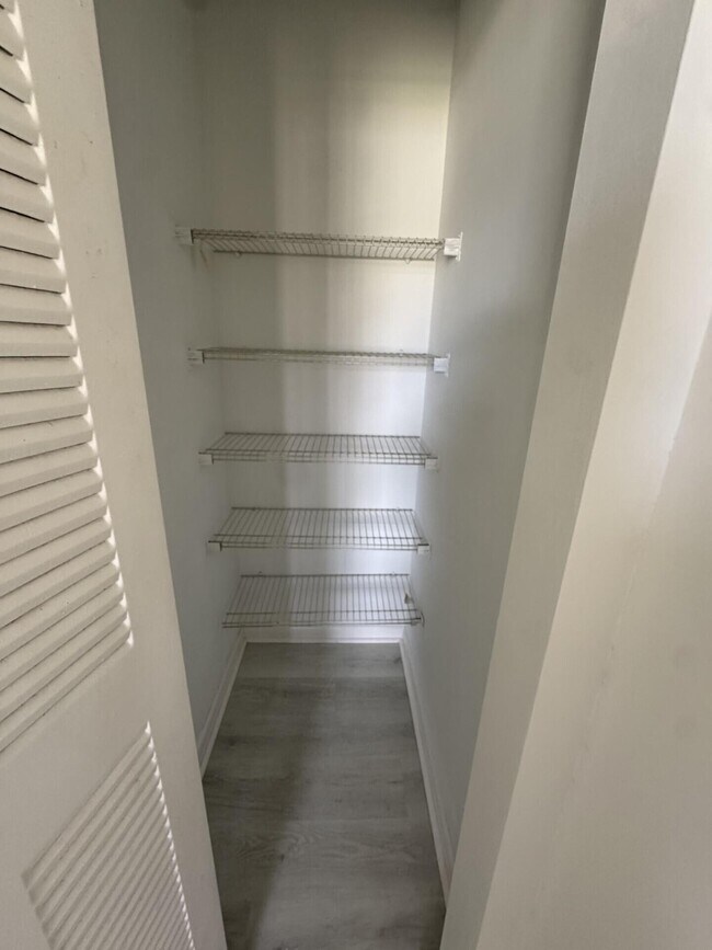 Building Photo - 710 NW Airoso Blvd