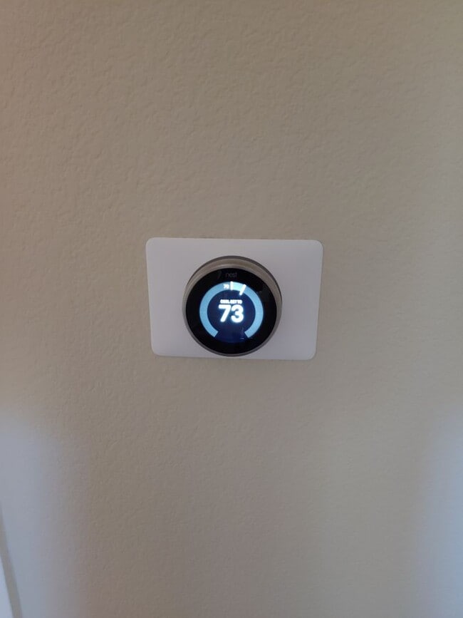 Building Photo - Gorgeous Spacious TownHome in Downtown Mou...