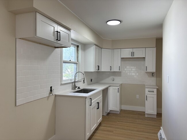 Building Photo - Charming 3-Bedroom Haven in Burton: Pet-Friendly Bliss with Modern Amenities!