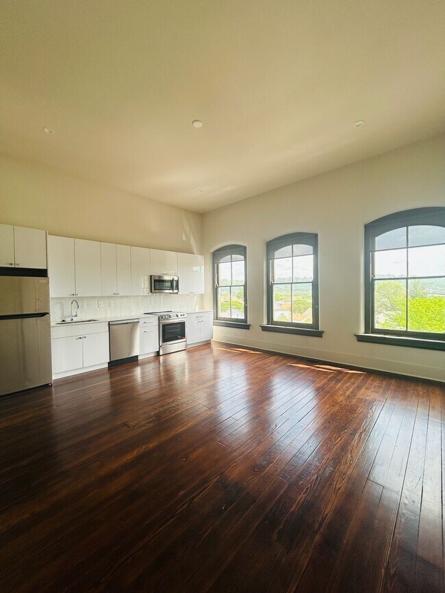 Building Photo - Historic Modern Apartment