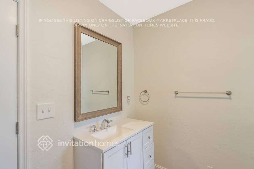 Building Photo - 4000 Marlin Dr SE