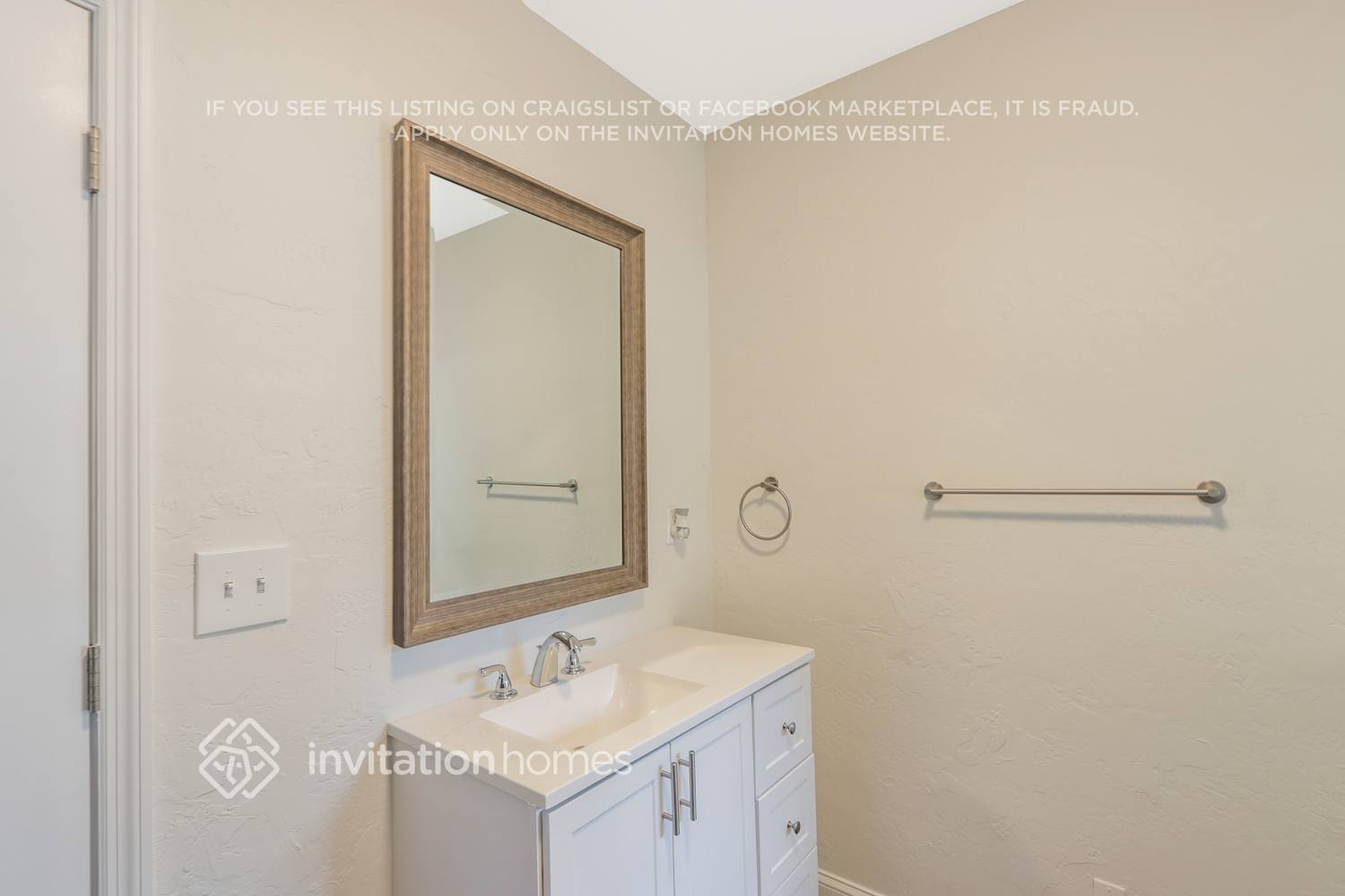 Building Photo - 4000 Marlin Dr SE