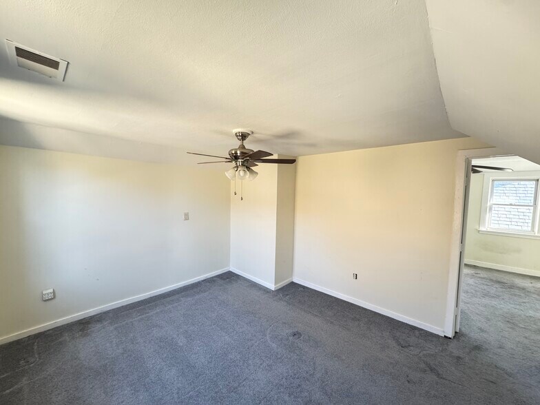 Building Photo - 103 Center St