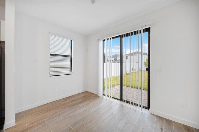 Building Photo - 713 SE 15th Ave