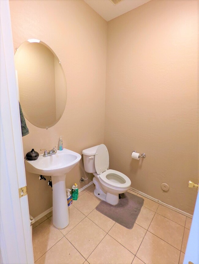 Building Photo - 2241 E Pinchot Ave