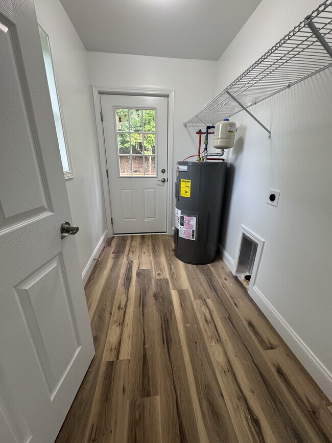 Building Photo - "Charming 3-Bedroom Retreat with 2 Full Ba...