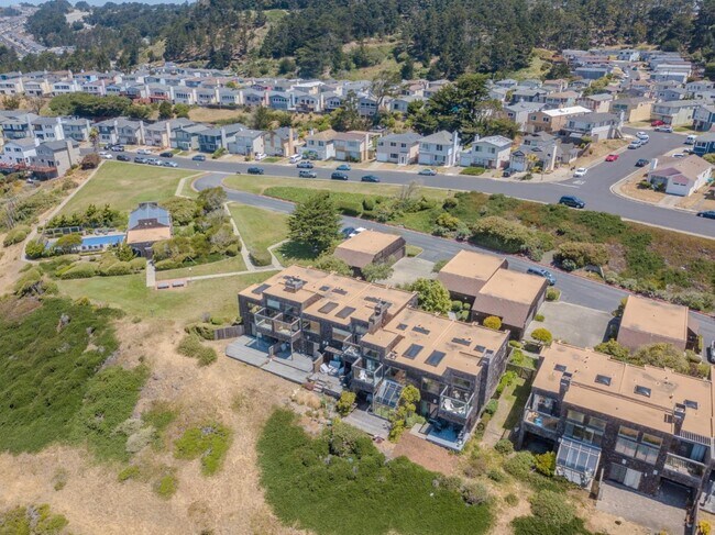 Building Photo - 262 Beachview Ave