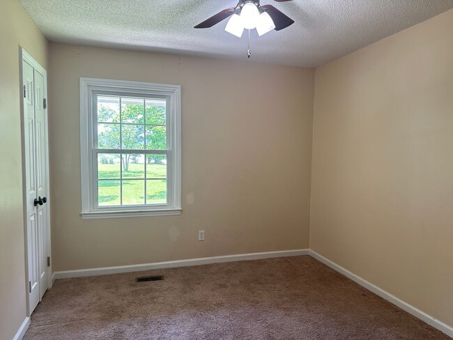 Building Photo - 3 bedroom 1.5 bath on Large Lot