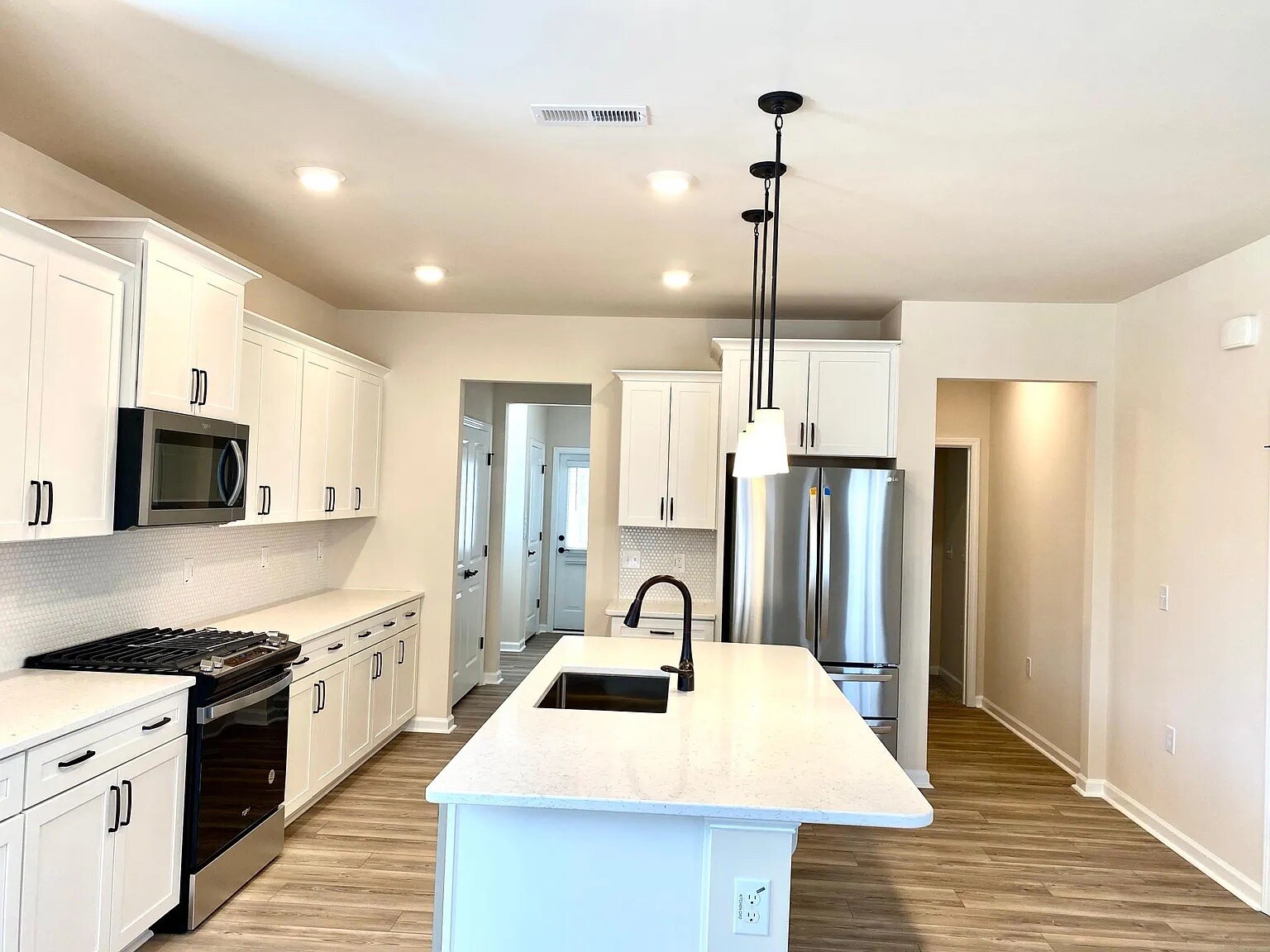 Building Photo - Room in House on Hedge Maple Dr