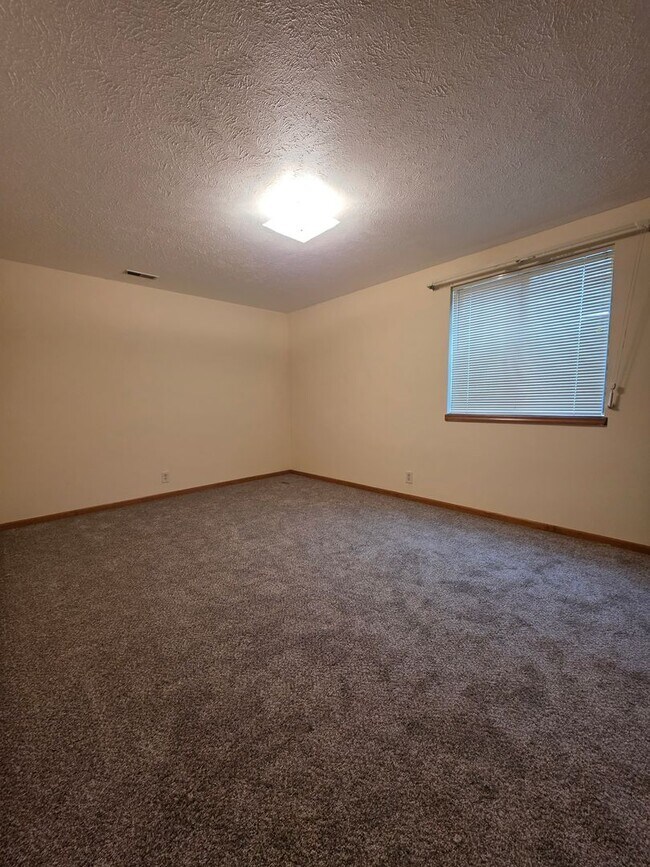 Building Photo - Lamplighter 1