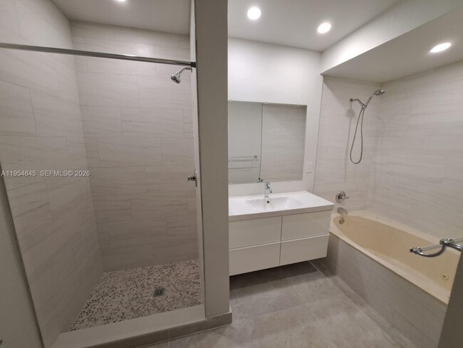 Building Photo - 561 Racquet Club Rd