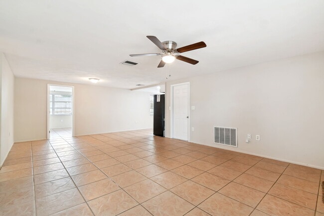 Building Photo - 4818 Dogwood St
