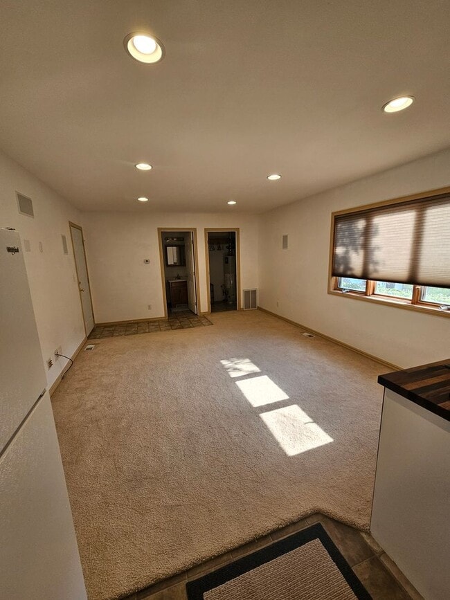 Building Photo - Adorable Cozy House/ w Large garage