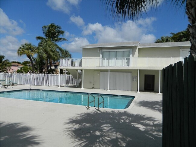 Building Photo - 899 Crystal Lake Dr