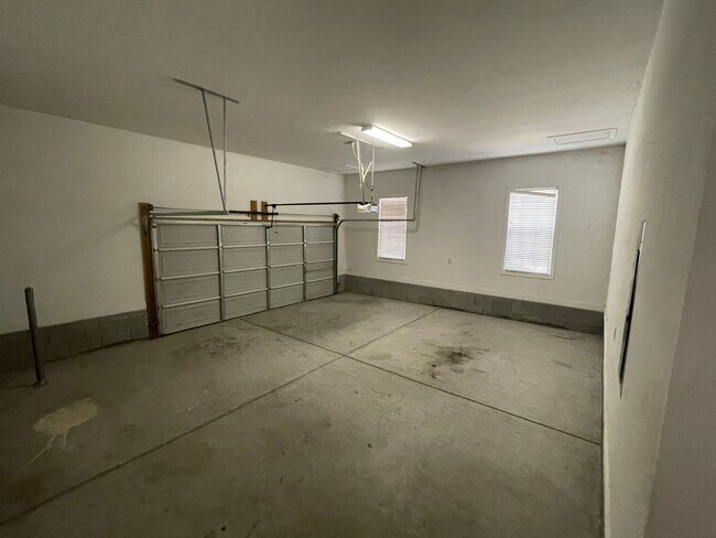 Building Photo - Outstanding Five Bedroom Three Full Bathro...